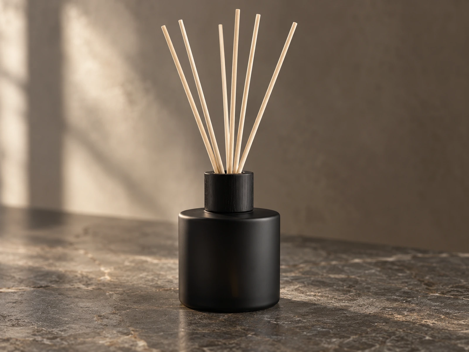 Custom reed diffusers with bottles, caps and natural reeds 8